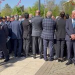 sirtini-donerek-protesto