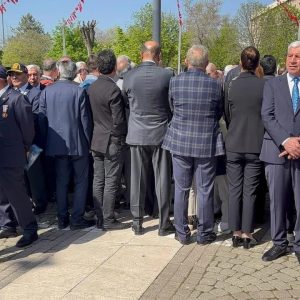 sirtini-donerek-protesto