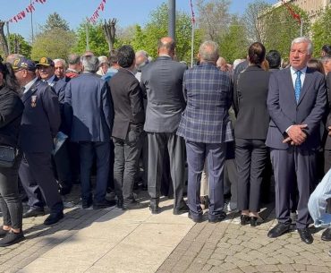 sirtini-donerek-protesto