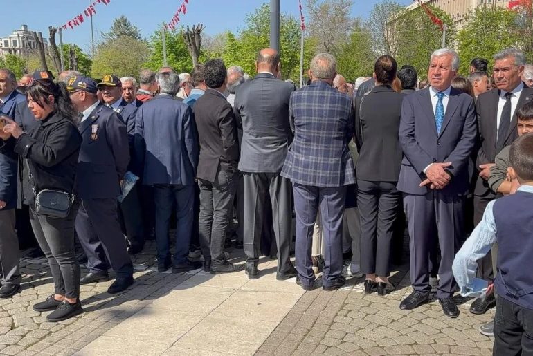 sirtini-donerek-protesto