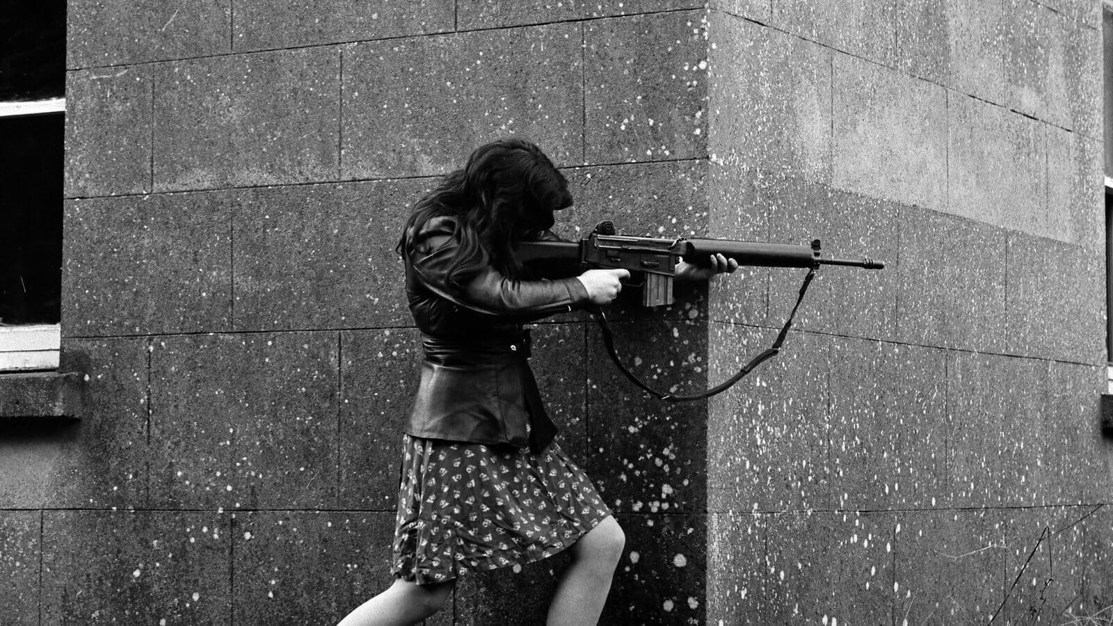 İrlanda Kurtuluş Örgütü’nden Nişanlısını Savunan Kadın Gönüllüye Ait Olduğu İddiasıyla Paylaşılan Fotoğraf irlandali-kadin-tufek