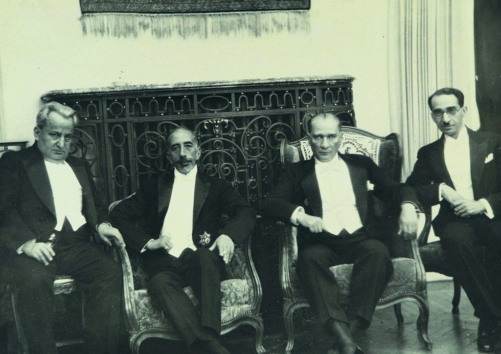 Atatürk’ün Şerif Hüseyin ve Oğullarıyla Görüntülendiği Sanılan Fotoğraf ataturk-kral-faysal-1931