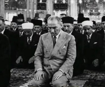 ataturk-namaz-kilarken-yapay-zeka