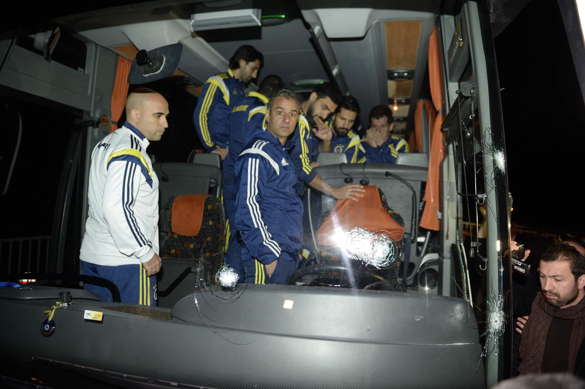 Fenerbahçe Takım Otobüsüne Rize-Trabzon Yolunda Yapılan Saldırı & İsmail Kartal fenerbahce-otobus-sadirisi