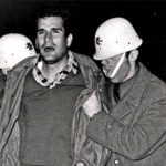 "Deniz Gezmiş İdama Giderken" Kaydedildiği Sanılan Fotoğraf deniz-gezmis-kolunda-polis