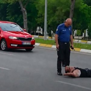 yolda yatan erkek polis