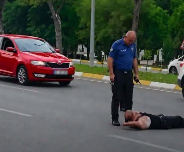 yolda yatan erkek polis