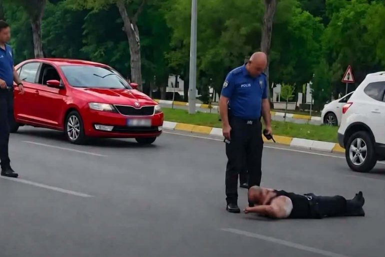 yolda yatan erkek polis