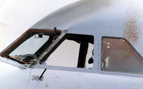 kokpit camı kırılan uçak