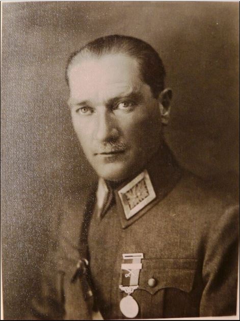 Sadeddin Kaynak'ın fotoğrafına montajla eklenen Atatürk'ün portresi