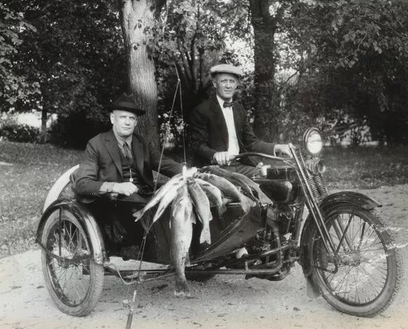 William Harley ve Arthur Davidson'ın 1924 yılından bir fotoğraf karesi