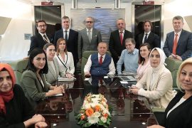 Ahmet Hakan “Binmeyeceğim” Dediği Uçağa Bindi Cumhurbaşkanı Erdoğan'ın Bosna Hersek ziyaretinden dönüşte basın mensuplarıyla çektirdiği hatıra fotoğrafı