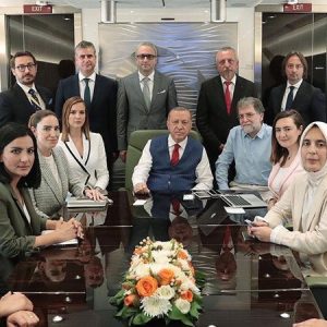 Cumhurbaşkanı Erdoğan'ın Bosna Hersek ziyaretinden dönüşte basın mensuplarıyla çektirdiği hatıra fotoğrafı