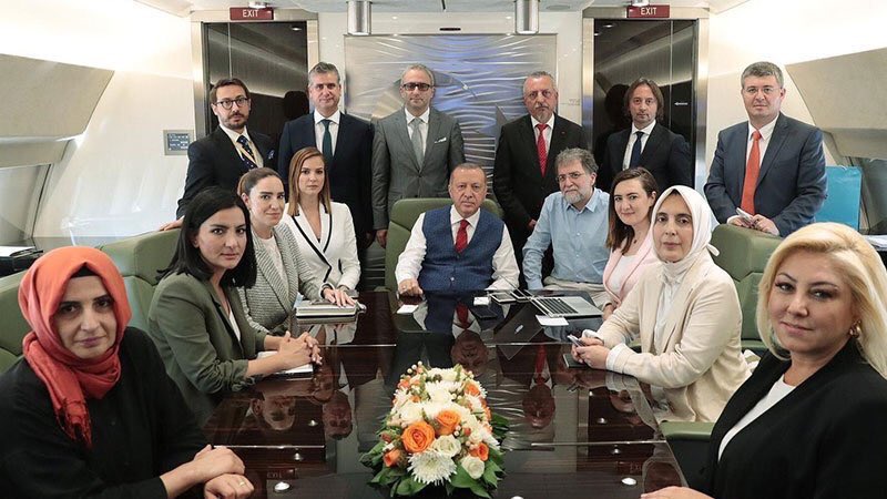 Cumhurbaşkanı Erdoğan'ın Bosna Hersek ziyaretinden dönüşte basın mensuplarıyla çektirdiği hatıra fotoğrafı