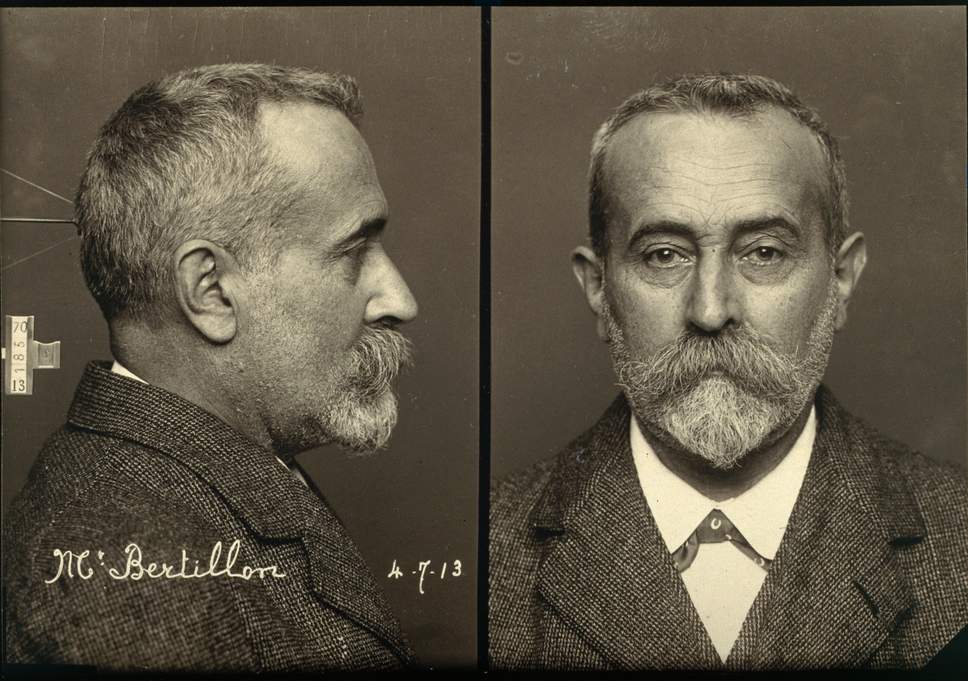 Alphonso Bertillon'un çektiği kendi sabıka fotoğrafı