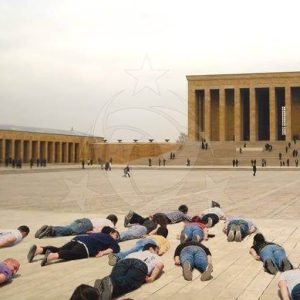 anitkabirde-tapinan-fotomontaj