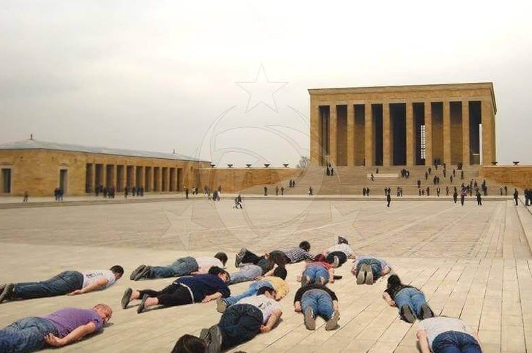 anitkabirde-tapinan-fotomontaj