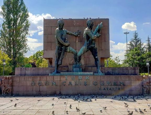 Ankara Kızılay Medyanı'nın yakınındaki Güven Park'ta yer alan Güven Anıtı