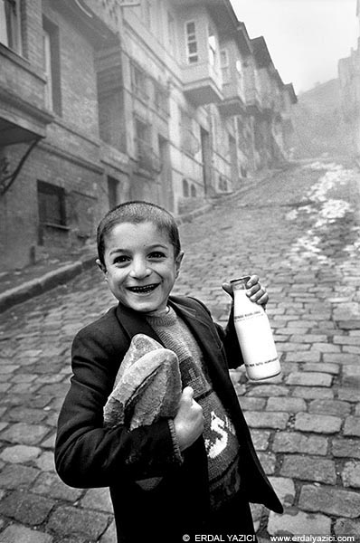 Ara Güler'e ait sanılan, Erdal Yazıcı'nın 1989 yılında çektiği "Balat'ta Sabah" adlı fotoğrafı