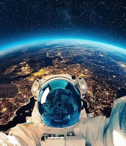 astronot selfie