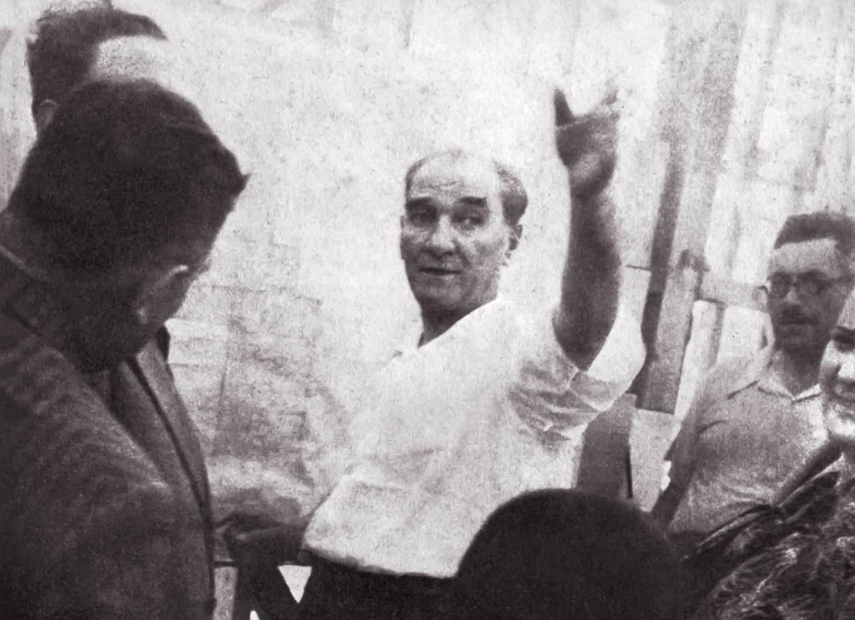Atatürk'ün Bozkurt İşareti Yaptığı Sanılan Fotoğraf - Malumatfuruş