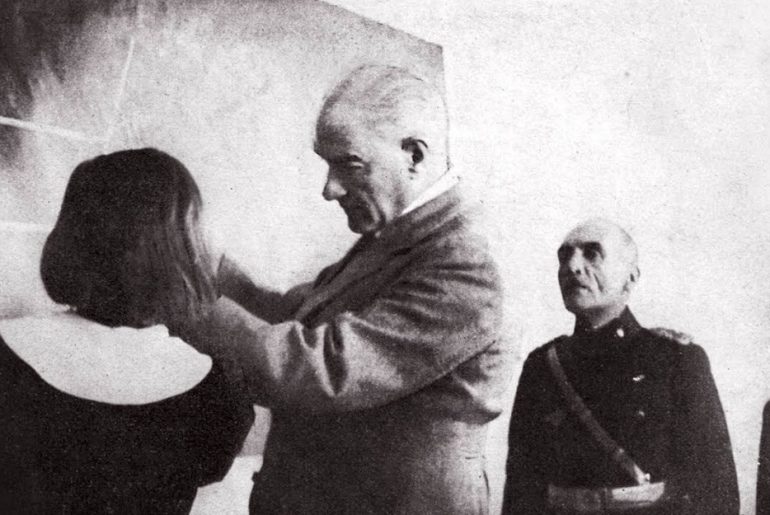 atatürk ders anlatırken