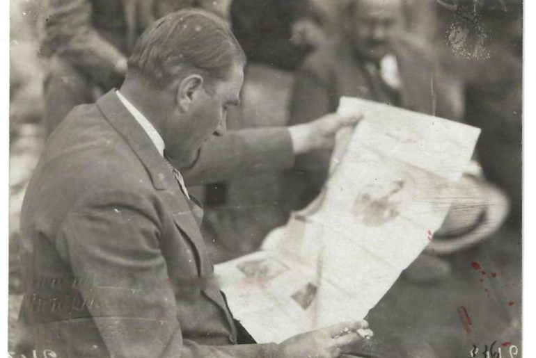 ataturk gazete okurken