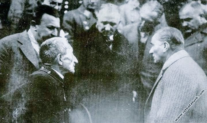 Atatürk'ü Yaşlı Bir Vatandaşı Dinlerken Gösteren 1930 Yılındaki Tokat Ziyaretinden Bir Fotoğraf