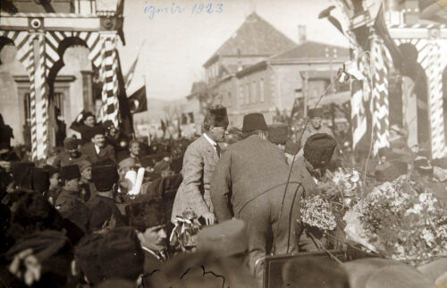 ataturk izmire gelisi 1923