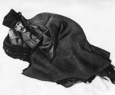 Atatürk kar üzerinde dinlenirken