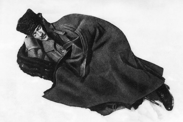 Atatürk kar üzerinde dinlenirken