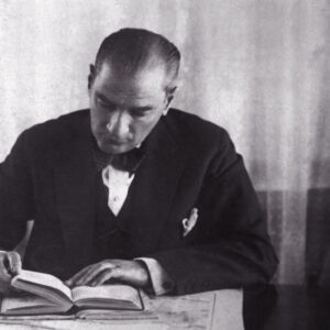 atatürk kitap okurken