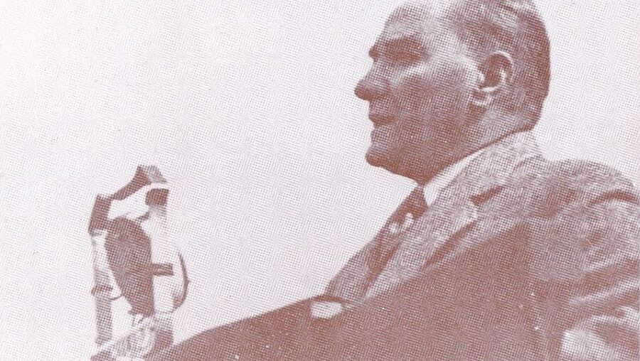 atatürk konuşma yaparken