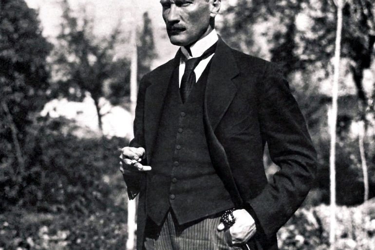 atatürk sigara içerken