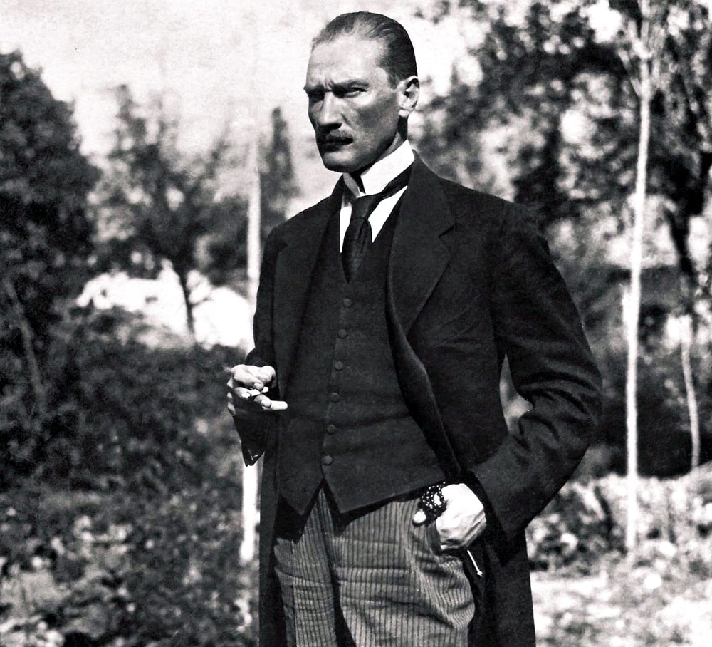 atatürk sigara içerken