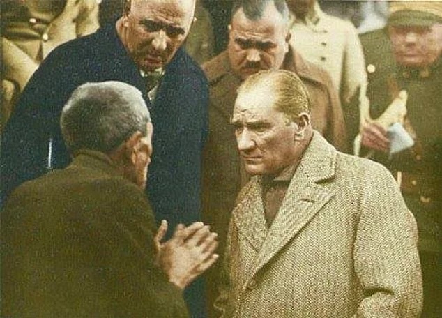 Atatürk'ü Yaşlı Bir Vatandaşı Dinlerken Gösteren Fotoğraf
