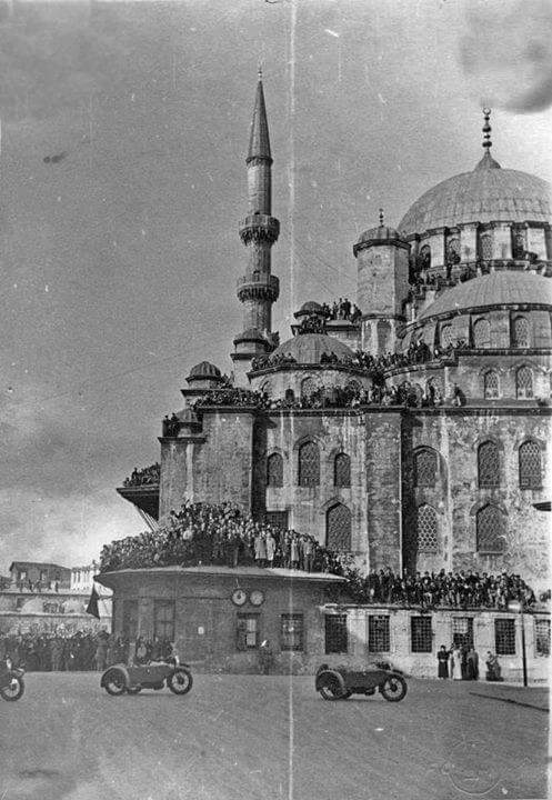 19 Kasım 1938 tarihinde Yeni Camii'nin kubbesi ve muvakkithanesi üstünde Atatürk'ün cenazesini taşıyan kortejin geçişini bekleyen halk