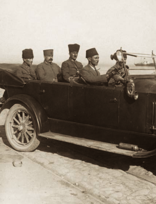 Atatürk'ün Fevzi Çakmak Paşa ve maiyetiyle birlikte İzmir'e gelişi (10 Ağustos 1922) (Kaynak: Genelkurmay Personel Başkanlığı (2015). Fotoğraflarla Atatürk, Askerî Tarih ve Stratejik Etüt (ATASE) Daire Başkanlığı Yayınları, sf: 83)