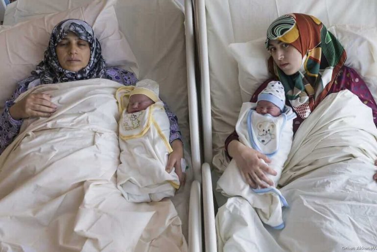 ayni-anda-dogum-yapan-anne-ile-kizi