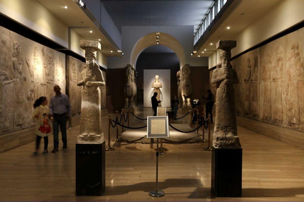 Bağdat'taki Irak Ulusal Eserler Müzesi'nin Asur Galerisi (Assyrian Hall)