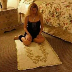 basi-acik-namaz-kilan-kadin