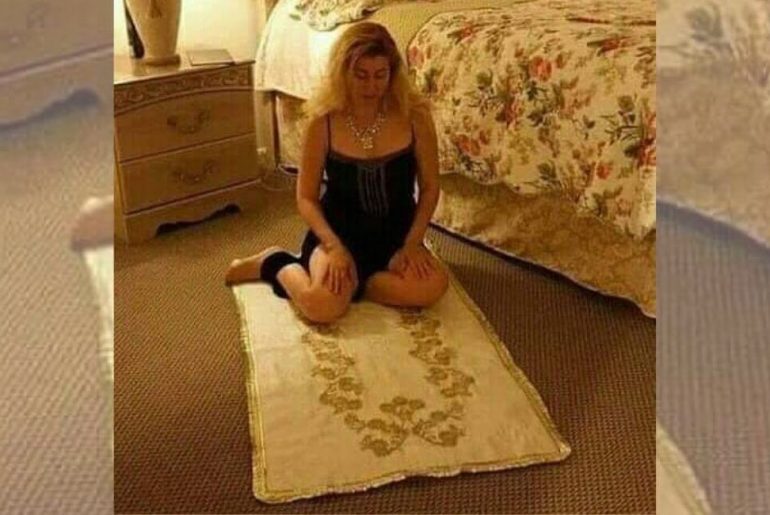 basi-acik-namaz-kilan-kadin