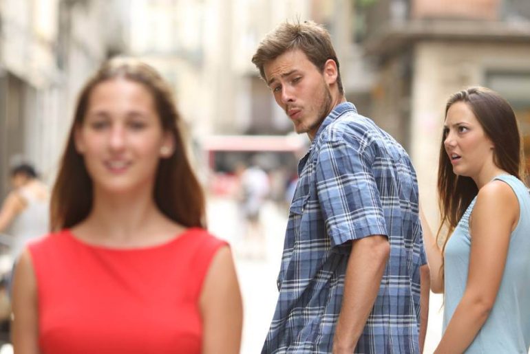 baska-kadina-bakan-erkek