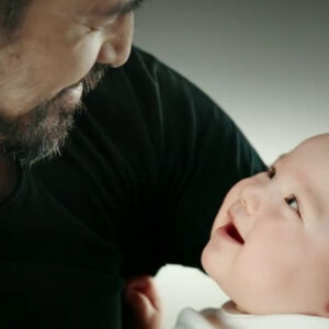 bebegin-dogum-sirasinda-olen-annesinin-kalbini-tasiyan-kisiye-tepkisi-sanilan