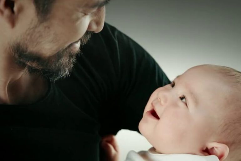 bebegin-dogum-sirasinda-olen-annesinin-kalbini-tasiyan-kisiye-tepkisi-sanilan