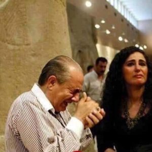 Iraklı tarihi eserler uzmanının Berlin’de bir müzeyi gezerken gözyaşlarına boğulduğu ve “çaldılar seni ey Irak” şeklinde bağırdığı ana ait olduğu iddiasıyla paylaşılan, ancak 2003'te Bağdat'ta çekilen fotoğraf