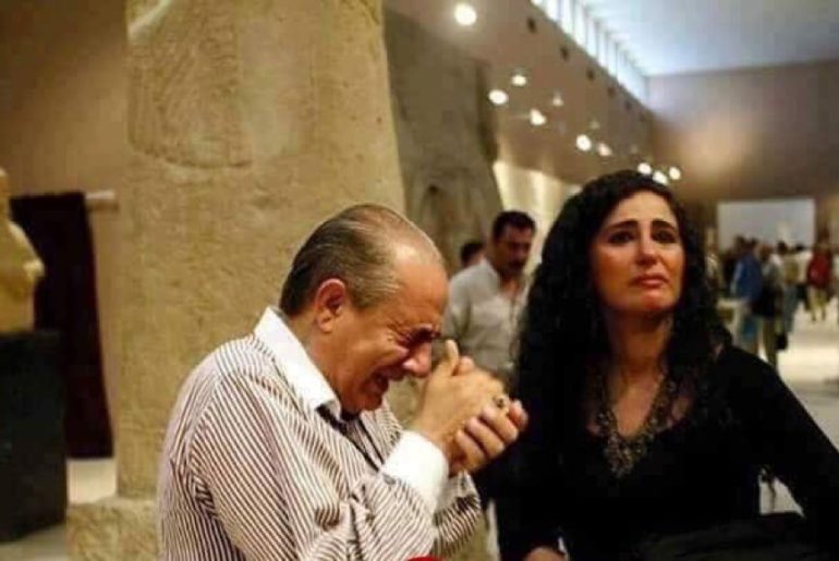 Iraklı tarihi eserler uzmanının Berlin’de bir müzeyi gezerken gözyaşlarına boğulduğu ve “çaldılar seni ey Irak” şeklinde bağırdığı ana ait olduğu iddiasıyla paylaşılan, ancak 2003'te Bağdat'ta çekilen fotoğraf