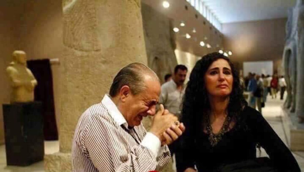Iraklı tarihi eserler uzmanının Berlin’de bir müzeyi gezerken gözyaşlarına boğulduğu ve “çaldılar seni ey Irak” şeklinde bağırdığı ana ait olduğu iddiasıyla paylaşılan, ancak 2003'te Bağdat'ta çekilen fotoğraf