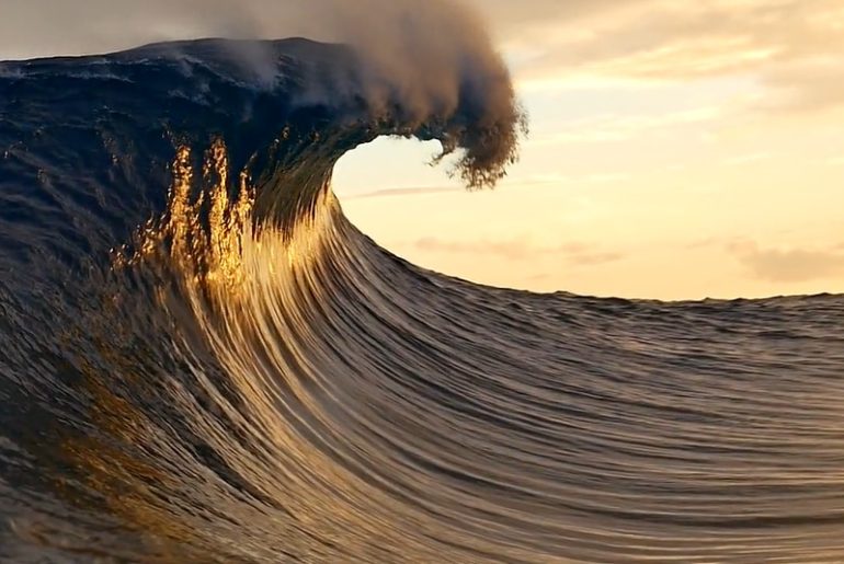 bulutlara değen dalga