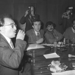 cahit aral çay içerken